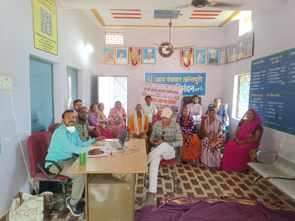 शिविर में उपस्थित ग्रामीण।