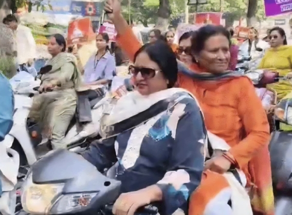 बिना हेलमेट के स्कूटी रैली में भाग लेते हुए मेयर सुमन बहमनी