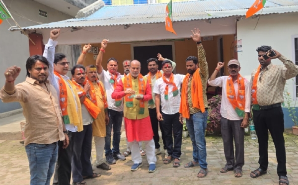 अररिया फोटो:पूर्व विधायक मिठाई वितरित करते