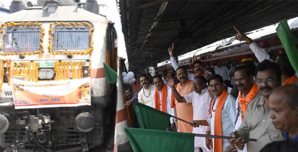 केंद्रीय राज्य मंत्री तोखन साहू ट्रेन काे हरी झंडी दिखाते हुए