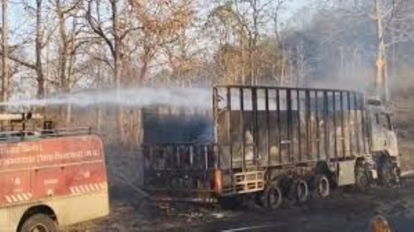 रुई से भरी चलती ट्रक में आग