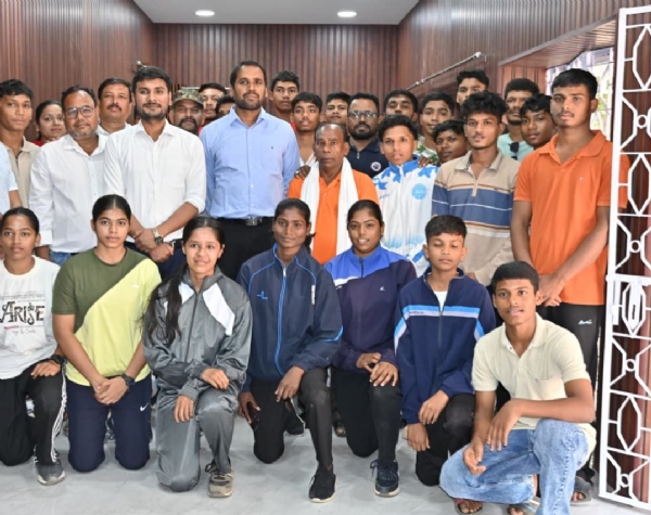 कलेक्टर के साथ खड़े हुए खिलाड़ी व अन्य।