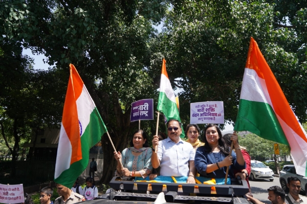 नारी शक्ति वंदन बिल के समर्थन में महिला बाइक रैली में वीरेंद्र सचदेवा, बांसुरी स्वराज और कमलजीत सहरावत।