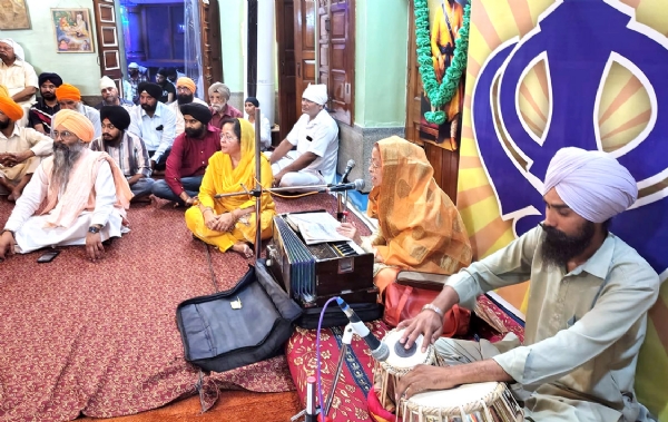 शबद कीर्तन करते हुए रागी