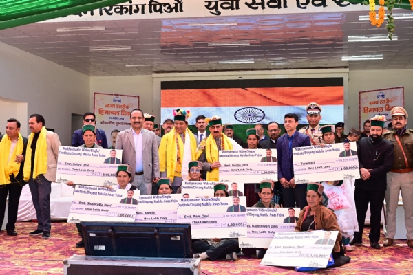 मुख्यमंत्री पुरस्कार देते हुए