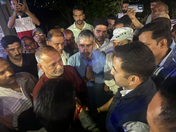 सिया के पिता को सांत्वना देते हुए विक्रमादित्य सिंह।