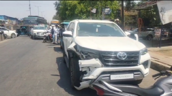 दुर्घटना का शिकार कार