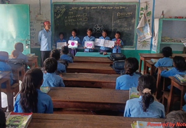 अररिया फोटो:ज्ञान दिवस की जानकारी देते शिक्षक