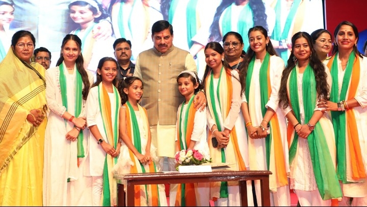 मुख्यमंत्री ने बोर्ड परीक्षा में टॉपर बालिकाओं को किया सम्मानित मुख्यमंत्री ने बोर्ड परीक्षा में टॉपर बालिकाओं को किया सम्मानित