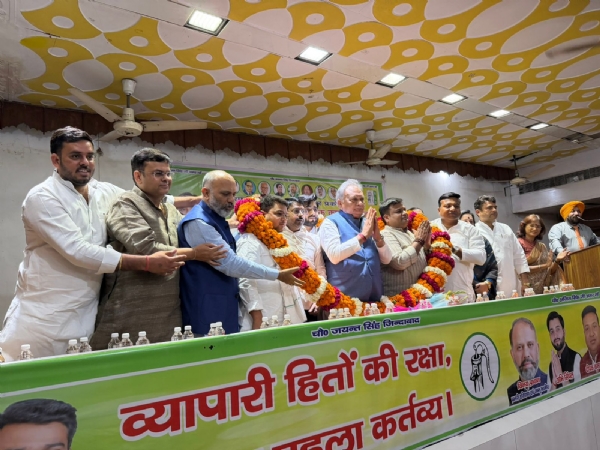 मंच पर पदाधिकारी का स्वागत करते हुए