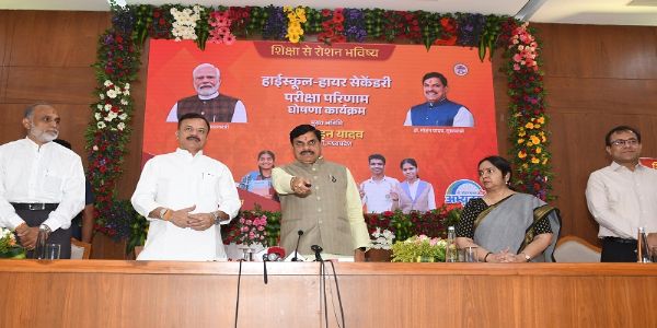 एमपी बोर्ड के परीक्षा परिणाम जारी करते हुए मुख्यमंत्री