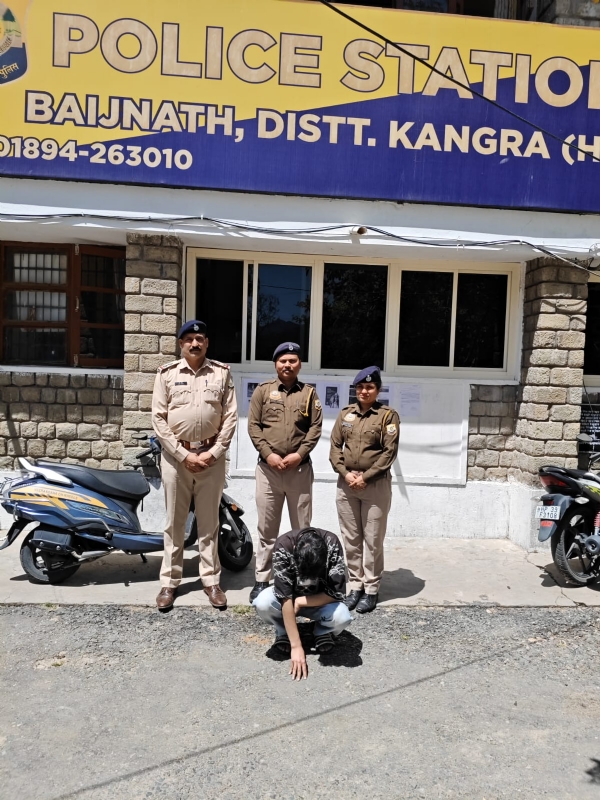 पकड़ा गया आरोपी पुलिस की गिरफ्त में।