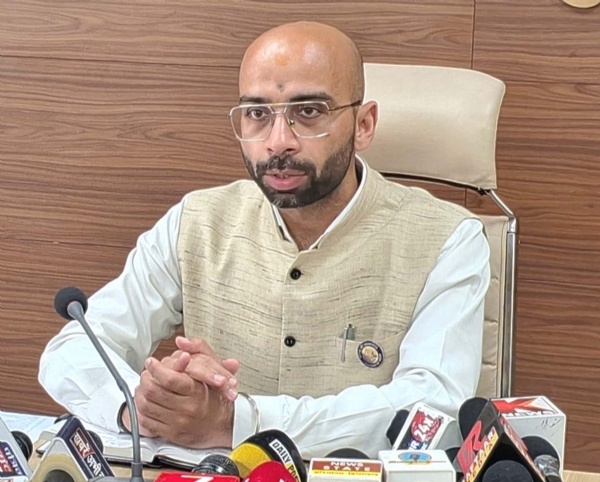 अपने कार्यालय में पत्रकारों से बात करते अतिरिक्त उपायुक्त सोनू भट्ट।