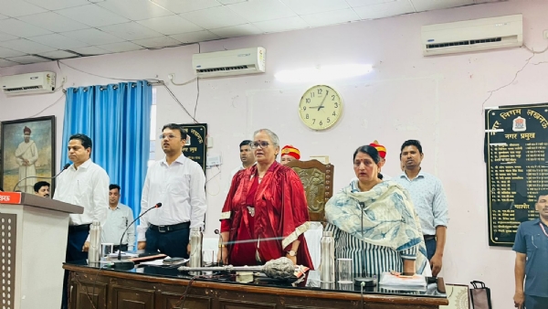 लखनऊ सदन कार्रवाई के दौरान महापौर सुषमा खर्कवाल बैठक की शुरुआत करते हुए