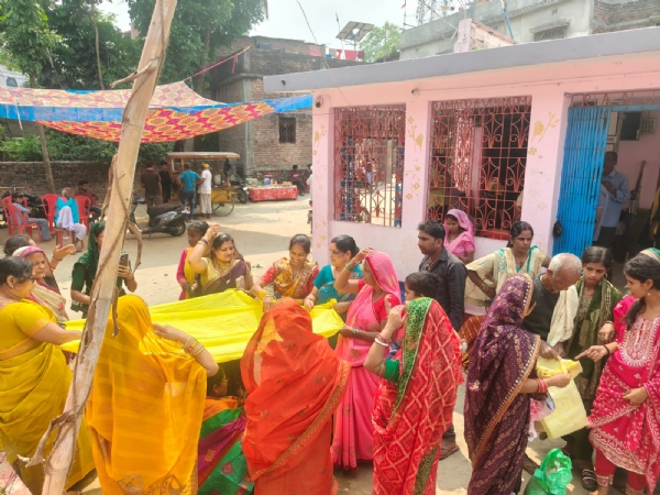 अररिया फोटो:मंदिर में मुंडन आदि कराते श्रद्धालु