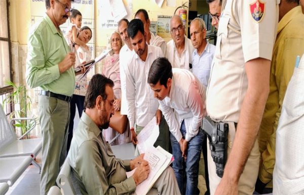 वेटिंग एरिया में बैठकर नागरिकों की शिकायतें सुनते उपायुक्त कैप्टन मनोज कुमार।