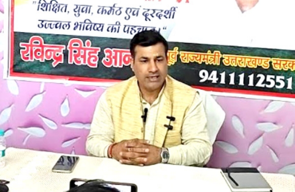 पत्रकारों से वार्ता करते हुए रविन्द्र आनंद