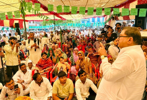 फतेहाबाद। अनाज मण्डी में किसानों को संबोधित करते अभय सिंह चौटाला।