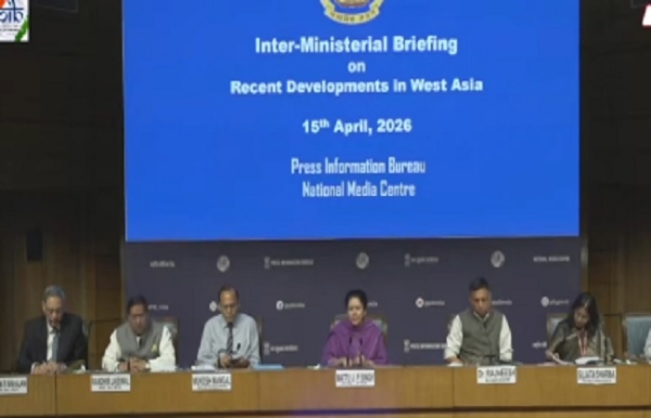 अंतर-मंत्रालयी प्रेसवार्ता को संबोधित करते पेट्रोलियम और नेचुरल गैस मंत्रालय की संयुक्त सचिव सुजाता शर्मा