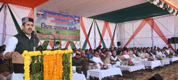 संबाेधित करते हुए ।