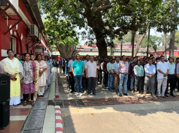 रेल प्रबंधक तरुण हुरिया ने सभा को संबोधित करते