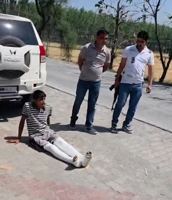 आरोपी अमन को निशानदेही पर ले जाते पुलिसकर्मी