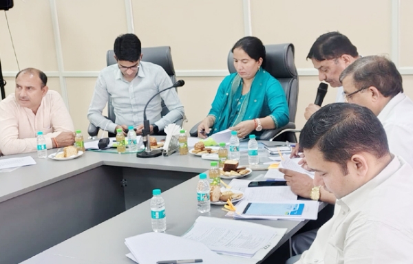 सोनीपत: जिला परिषद अध्यक्ष मोनिका दहिया   बैठक की अध्यक्षता करते हुए