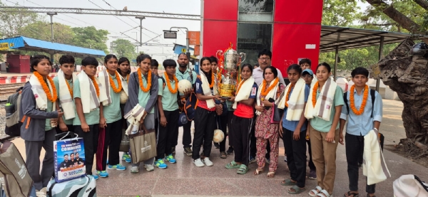 मैरवा स्टेशन पर फुटबॉल टीम का स्वागत करते संघ के पदाधिकारी