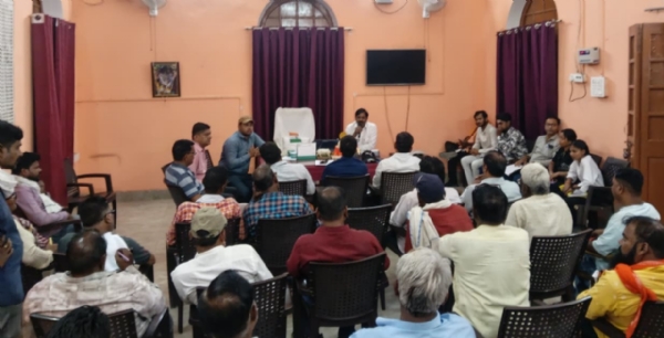 नगर पालिका कार्यालय पर स्वच्छता से जुड़े अधिकारियों और कर्मचारियों की समीक्षा बैठक।