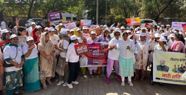 यात्रा में शामिल रेनू भाटिया, डॉ. आशा खेदड़ व अन्य महिलाएं।