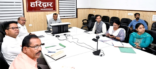 बैठक के दौरान डीएम मयूर दीक्षित