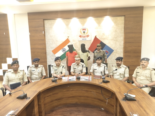 प्रेस कॉन्फ्रेंस करते अधिकारी