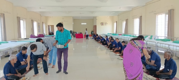 भोजन करते जरूरतमंद दिव्यांगजनों की तस्वीर