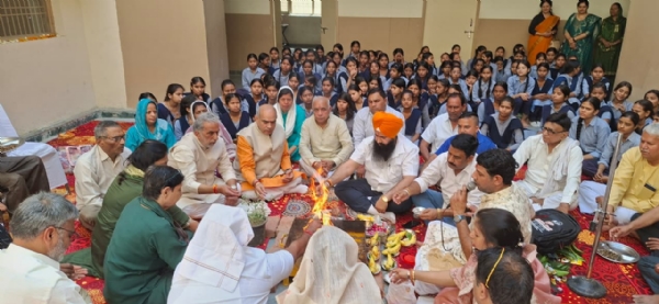 हवन यज्ञ में उपस्थित केंद्रीय राज्यमंत्री कृष्णपाल गुर्जर व विधायक मूलचंद शर्मा