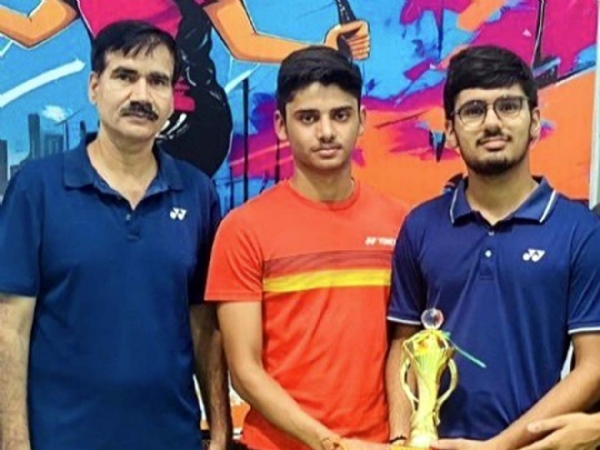 कोच वीरेंद्र कुमार के साथ चयनित खिलाड़ी शौर्य प्रताप सिंह और युग दहिया।