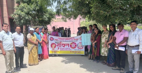 महाविद्यालय परिसर से निकलती पदयात्रा।