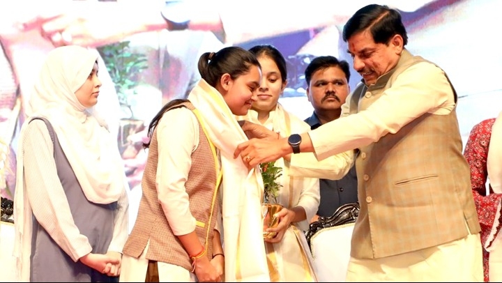 मुख्यमंत्री ने बोर्ड परीक्षा में टॉपर बालिकाओं को किया सम्मानित मुख्यमंत्री ने बोर्ड परीक्षा में टॉपर बालिकाओं को किया सम्मानित