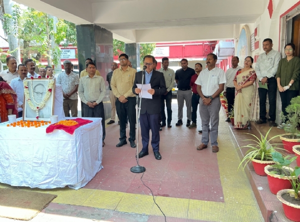 रेल प्रबंधक तरुण हुरिया ने सभा को संबोधित करते