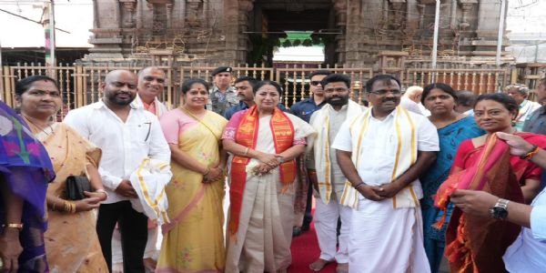 आंध्र प्रदेश में तिरुपति दौरे के दौरान बुधवार को  दिल्ली की मुख्यमंत्री रेखा गुप्ता