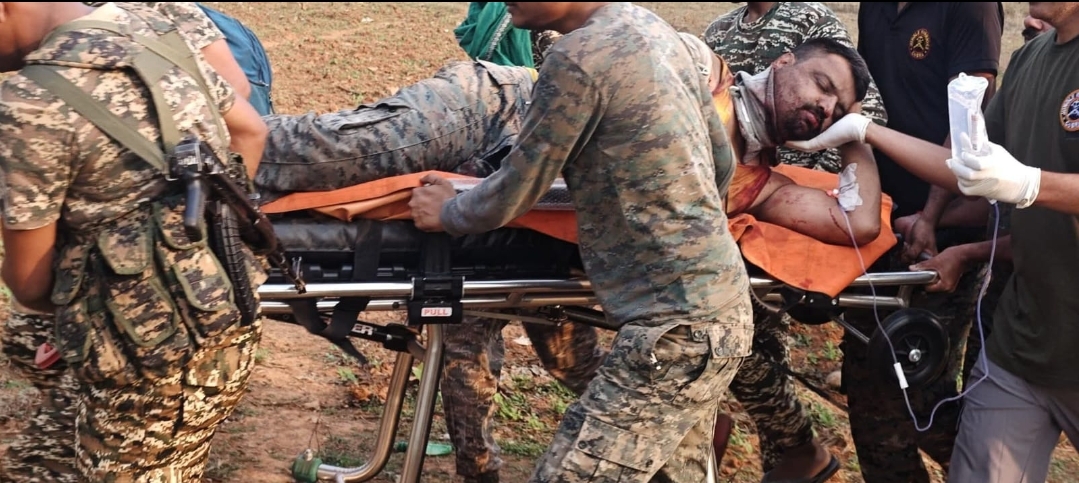 नक्सलियों से मुठभेड़ में घायल जवान और एयरलिफ्ट करते नक्सलियों से मुठभेड़ में घायल जवान और एयरलिफ्ट करते