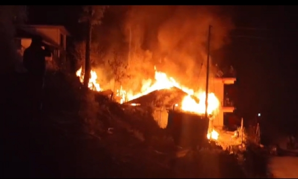 सिरमौर के पझौता में भीषण अग्निकांड, रात को परिवार ने भागकर बचाई जान, गाय-बछड़े की मौत