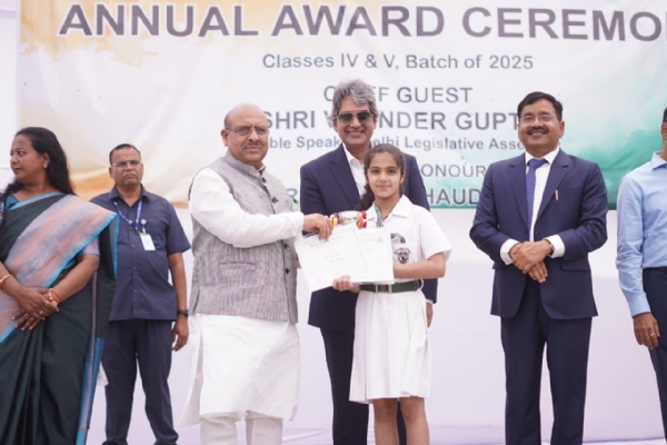दिल्ली विधानसभा के अध्यक्ष विजेंद्र गुप्ता बुधवार को मथुरा रोड स्थित दिल्ली पब्लिक स्कूल में आयोजित वार्षिक पुरस्कार समारोह में छात्रा सम्मानित करते