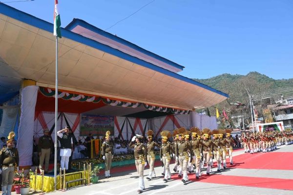 हिमाचल दिवस के अवसर पर सेरी मंच से परेड की सलामी लेते हुए विक्रमादित्य।