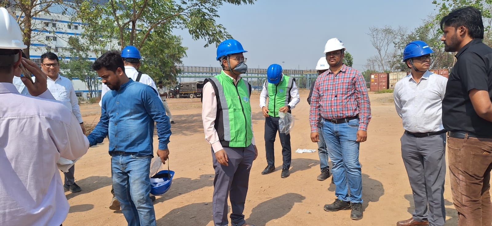 घटनास्थल पर प्रशासनिक अधिकारी