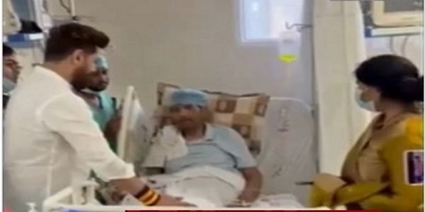 असपताल में पारस से मिलते चिराग पासवान असपताल में पारस से मिलते चिराग पासवान