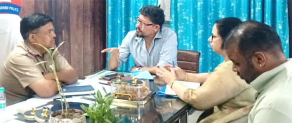 निरीक्षण के दौरान अधिकारी