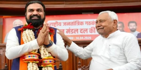 सम्राट चौधरी (बाएं) और दाएं नीतीश कुमार। फोटो - फाइल सम्राट चौधरी (बाएं) और दाएं नीतीश कुमार। फोटो - फाइल