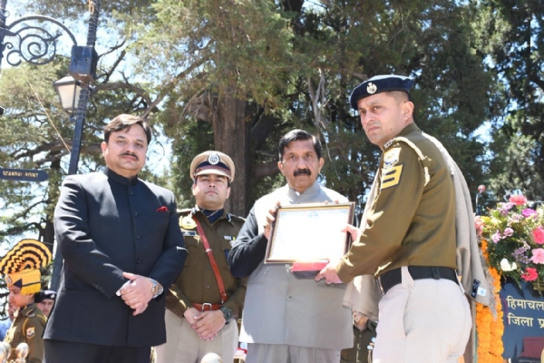 पुलिस कर्मचारियों का सम्मान