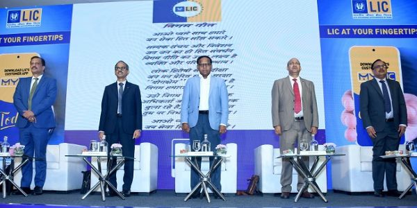 एलआईसी के ऐप्स को लॉन्च करते एम. नागराजू और सीईओ आर. दोराईस्वामी