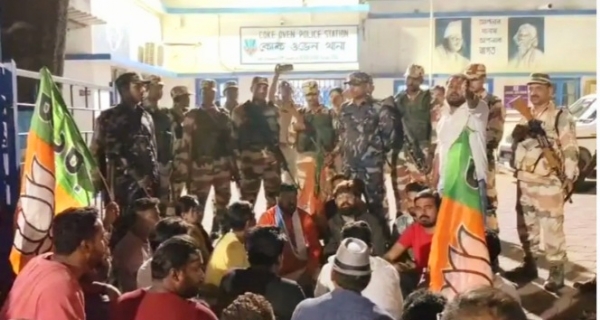 थाने के सामने विरोध प्रदर्शन करते भाजपा कार्यकर्ता और नेता